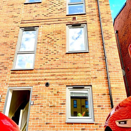 Апартаменты Modern Townhouse, Sleeps 4 With Parking Вэйкфильд Экстерьер фото