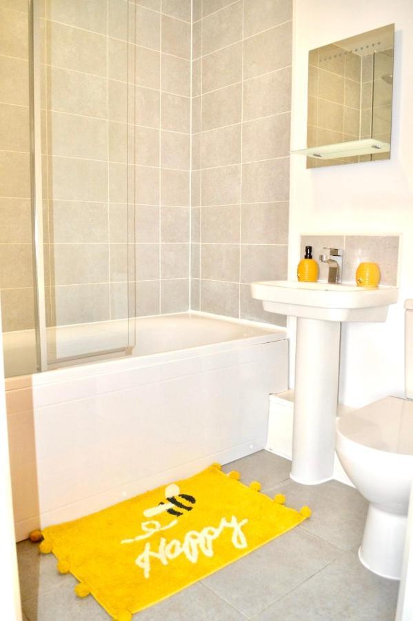 Апартаменты Modern Townhouse, Sleeps 4 With Parking Вэйкфильд Экстерьер фото