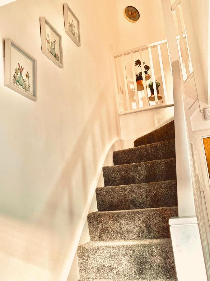 Апартаменты Modern Townhouse, Sleeps 4 With Parking Вэйкфильд Экстерьер фото